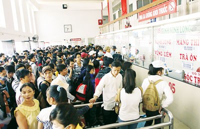 Passengers queue up to buy tickets in Mien Tay Bus Station on April 30 (Photo: SGGP)